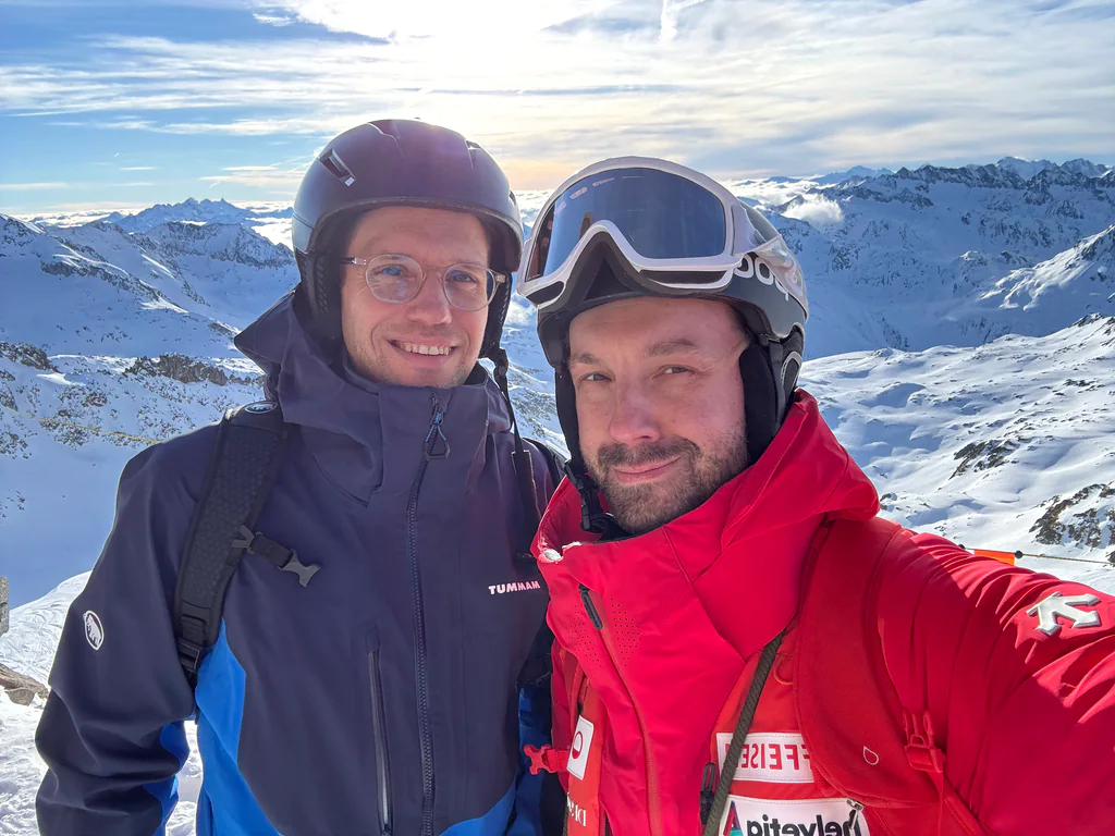 Two Peptone team members together above the snow-covered peaks of Andermatt